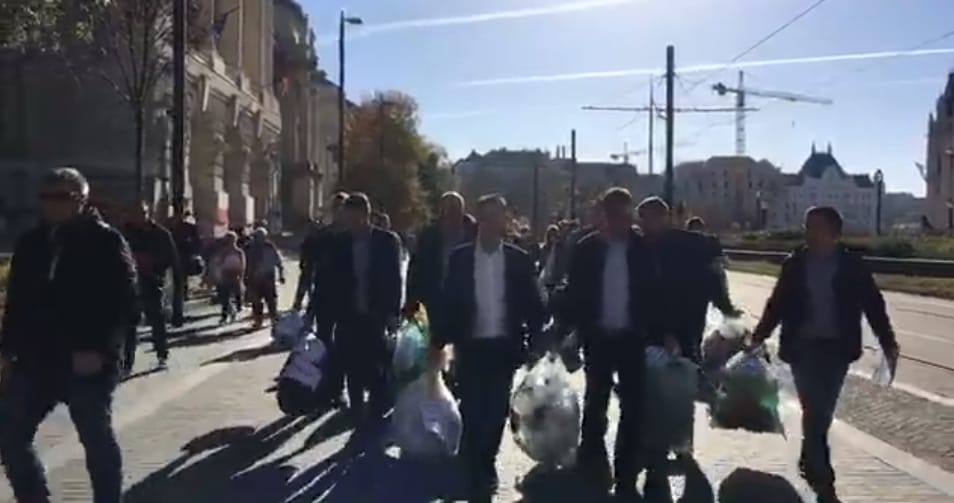 Az MSZP szemetet vitt a Parlament mellé