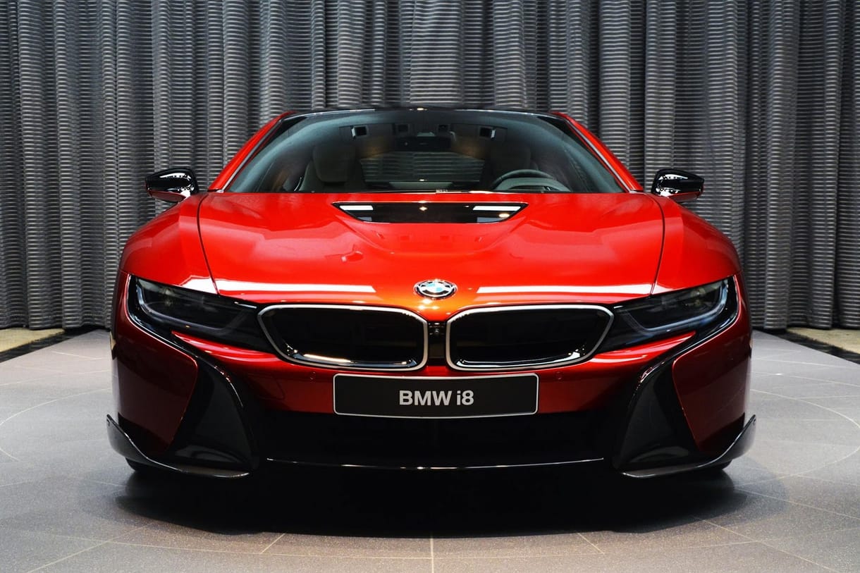 A lávavörös nem a gyári színe a BMW i8-nak, pedig nagyon jól áll neki