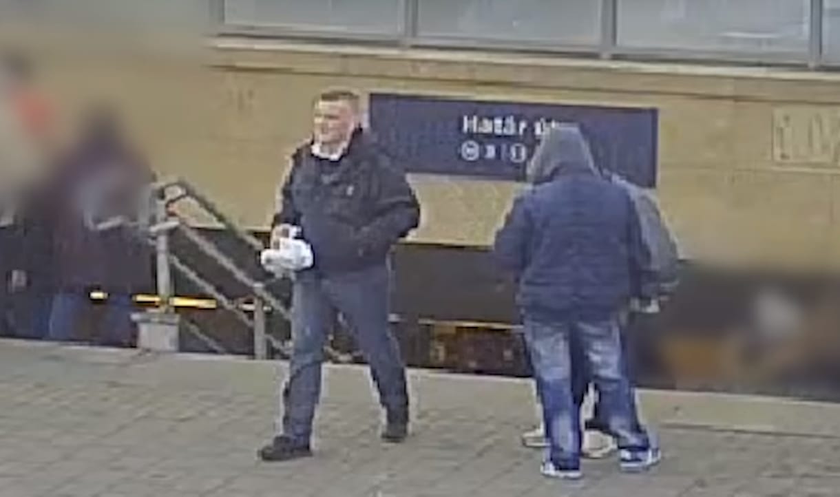 Tudja, ki ez a férfi? Fegyverrel rabolt ki egy autókereskedést - videó
