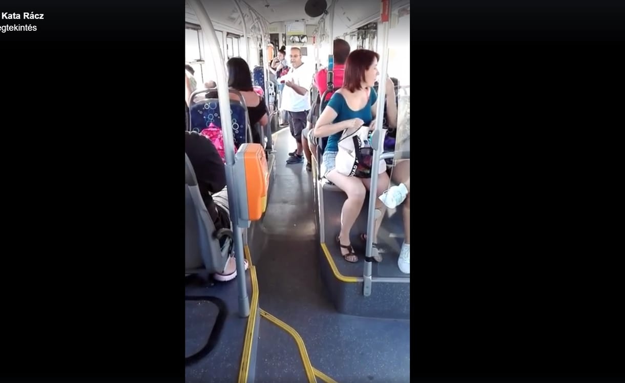 Megrovást kapott a buszsofőr, aki rendőrt hívott a vizet ivó kislányra