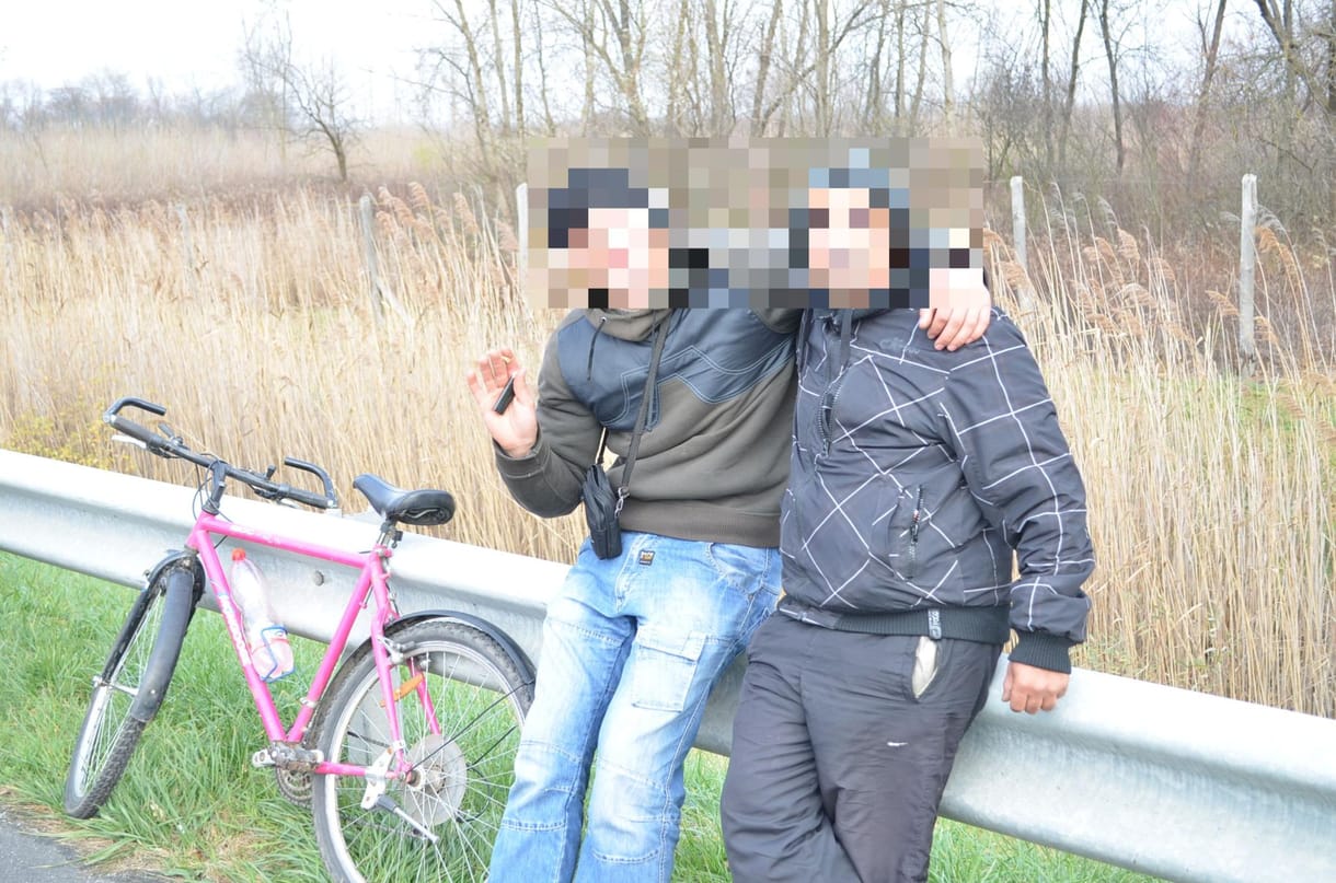 Négy napja bringázott az M1-esen két emigráns