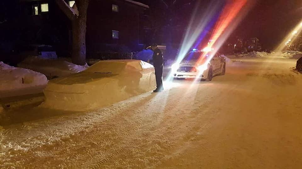 Hóból készült autóval verte át a rendőröket, de ilyen reakcióra nem számított