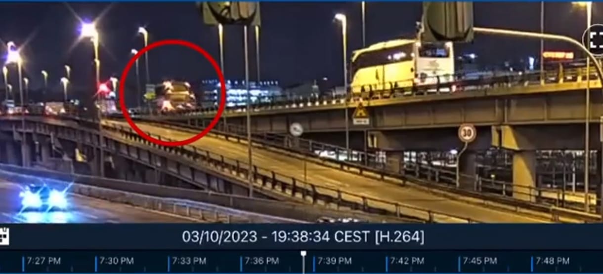Videó jött ki arról, ahogyan az olasz autóbusz lezuhan a felüljáróról