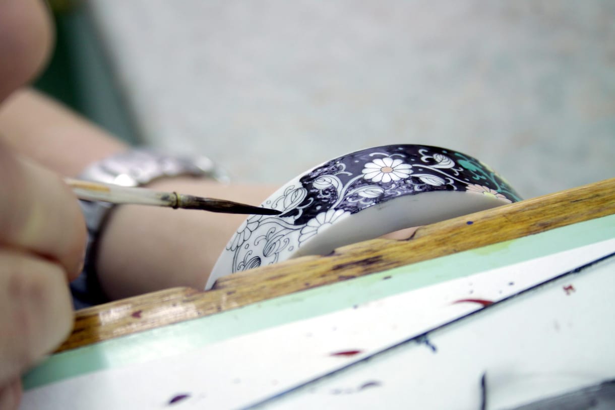 Fotó: így festik kézzel az új Herendi porcelán-terméket