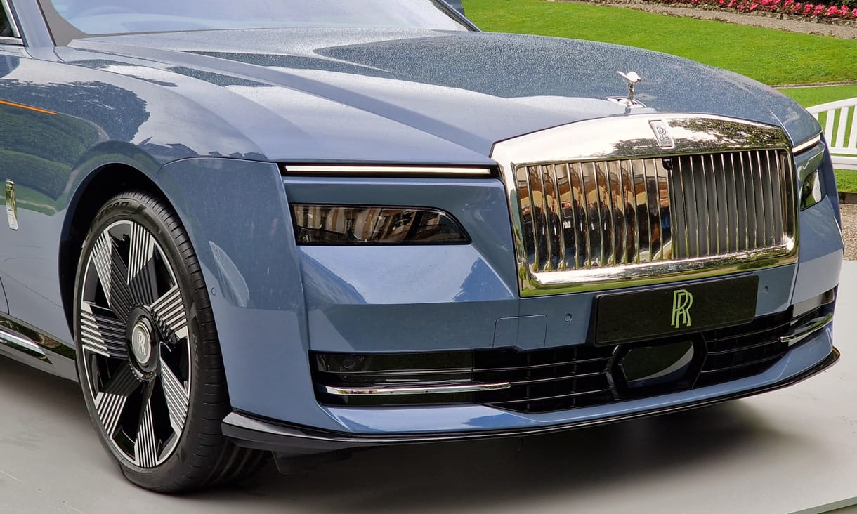 Beültünk az első elektromos Rolls-Royce-ba, íme a süppedő szőnyeges Spectre