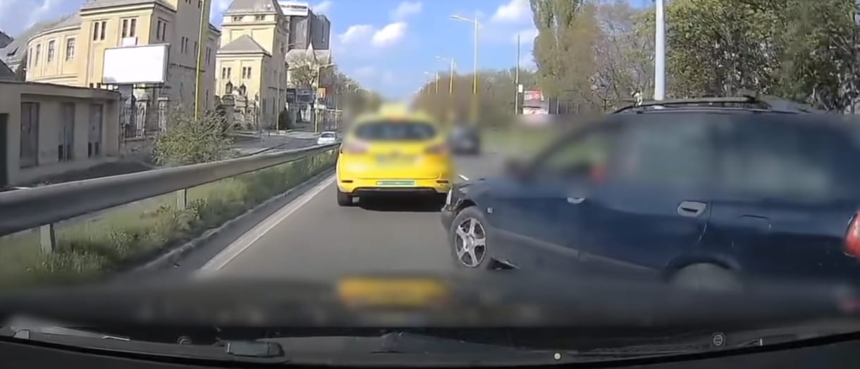 Úgy megsértődött egy autós a rádudálóra, hogy kilométereken át büntetőfékezgetett előtte – videó