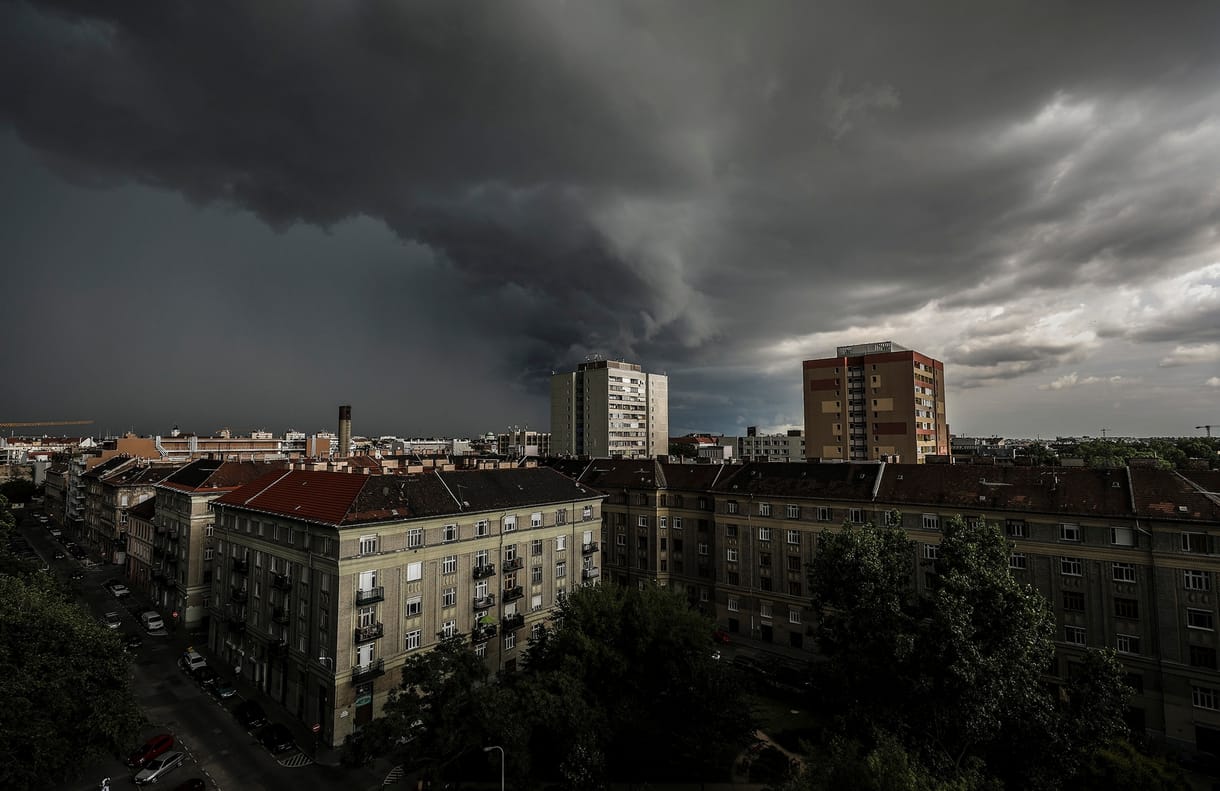 Felhős, szeles, de meleg napunk lesz
