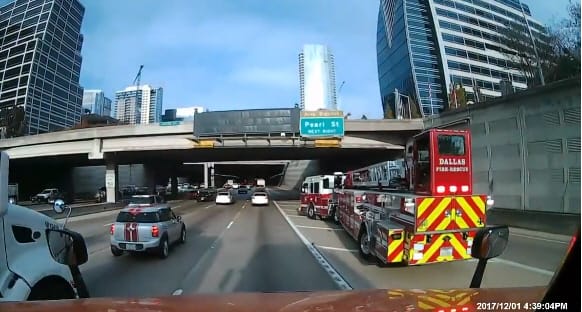 Videó: Úgy tette be a sofőr a tűzoltóautót a forgalomba, mint valami Halálos fegyver-filmben