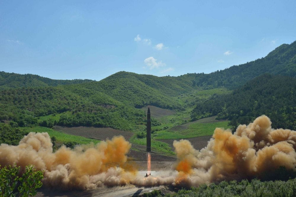 Győzelem! Igy ünneplik a kis úttörők Észak-Korea fura ura katonai sikereit, videó