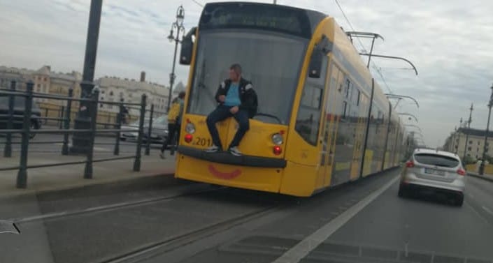 Egy lazán tujázó férfit fotózott a parlamenti képviselő