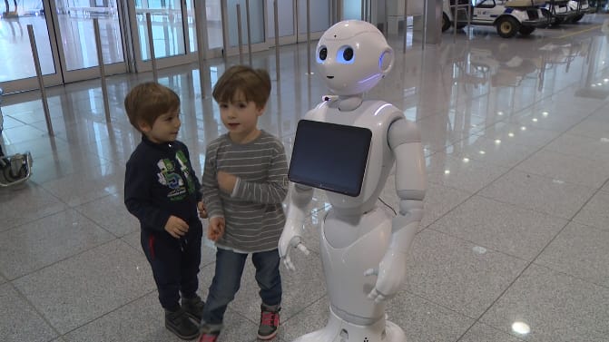 Aggódhatnak a szülők? Robotoknak engedelmeskedtek a gyerekek egy kísérletben 