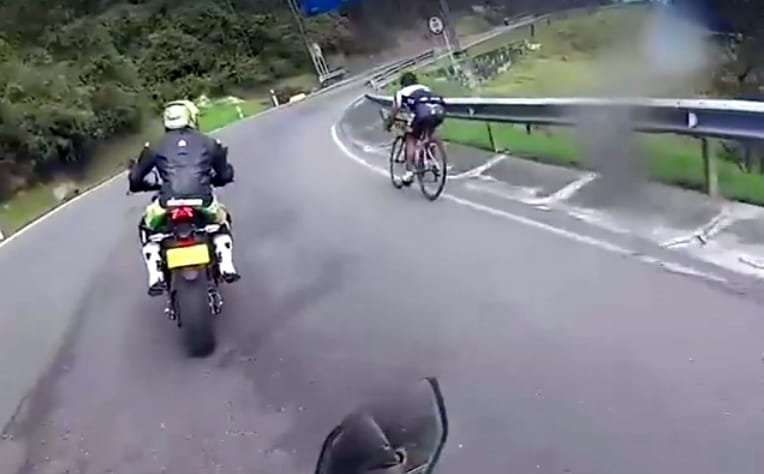 Erre az előzésre a motoros sem számított – videó