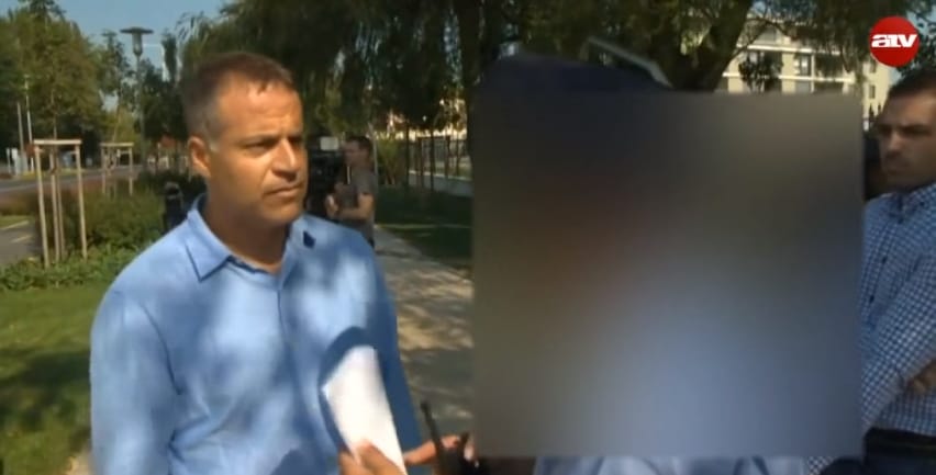 Videó: Juhász Péter a Fidesz-frakcióülésnél trollkodott, a rendőrség végül ráhagyta