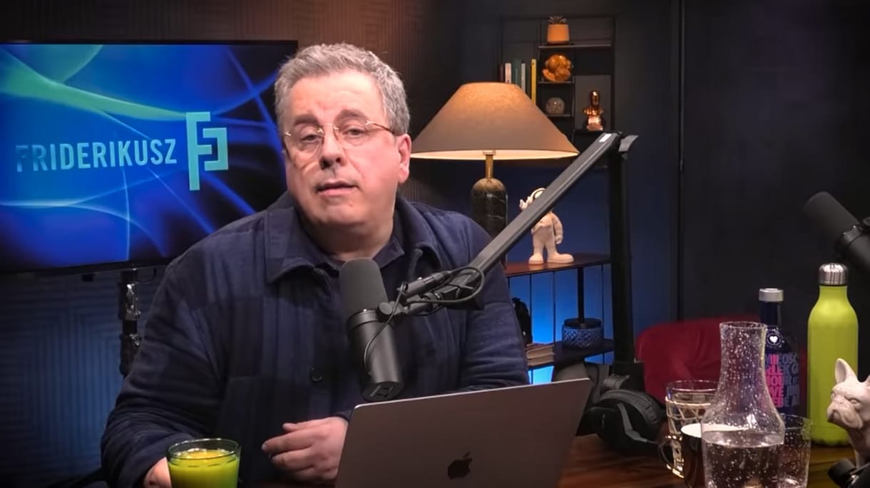 Friderikusz Sándor zenés, interaktív műsorral, színházban folytatja podcastjét