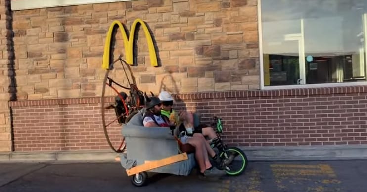 Kanapén hajtott a McDonald’sba két amerikai férfi