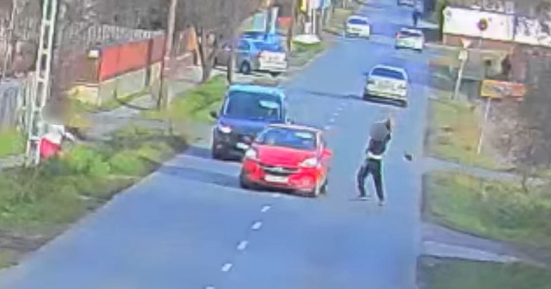 Ásóval csapkodott az autósok felé egy férfi, mert összeveszett a feleségével – videó