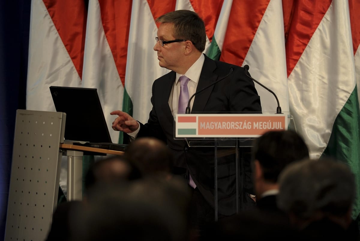 Megállás nélkül dagad a hiány