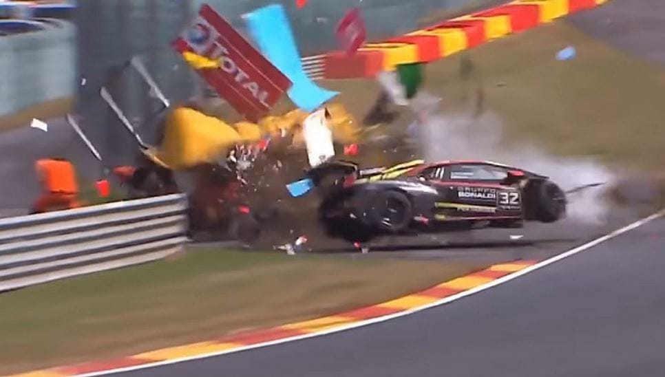 Videó: Pályamunkások közé csapódott egy Lamborghini egy autóversenyen