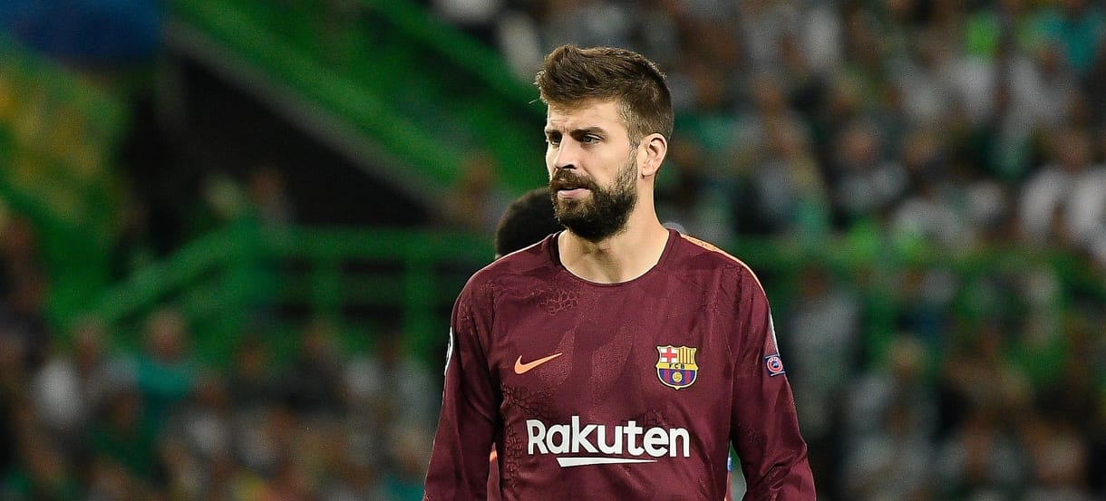 Lefejelte Piqué a buszt, annyira belemerült papírjaiba