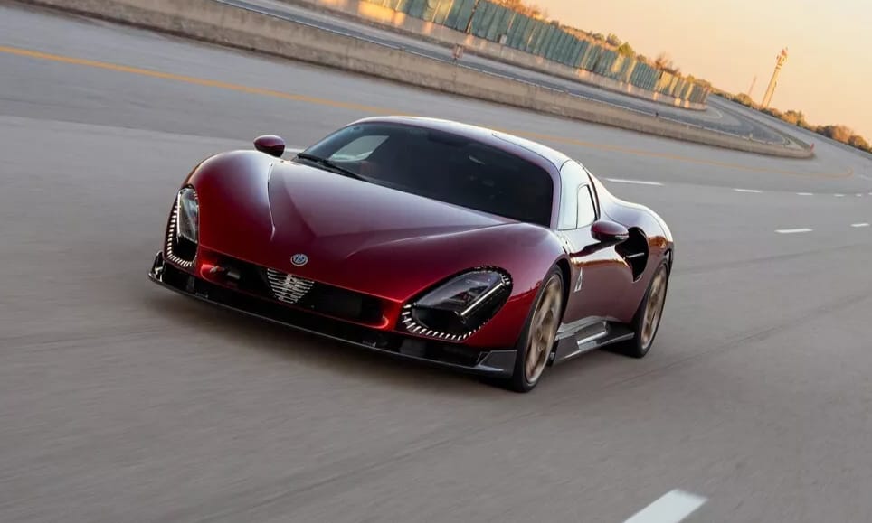 Így száguld 333 km/h-val a méregdrága új Alfa Romeo – videó