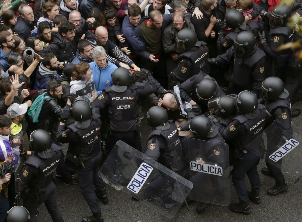 Utcára tette a spanyol rendőröket több katalán szálloda