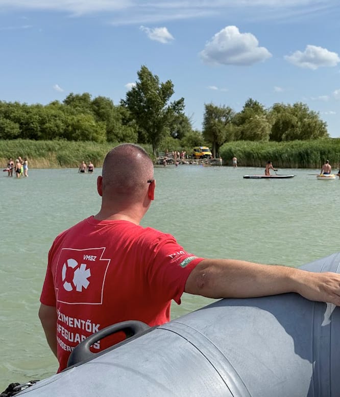 Meghalt egy fürdőző a Balatonnál