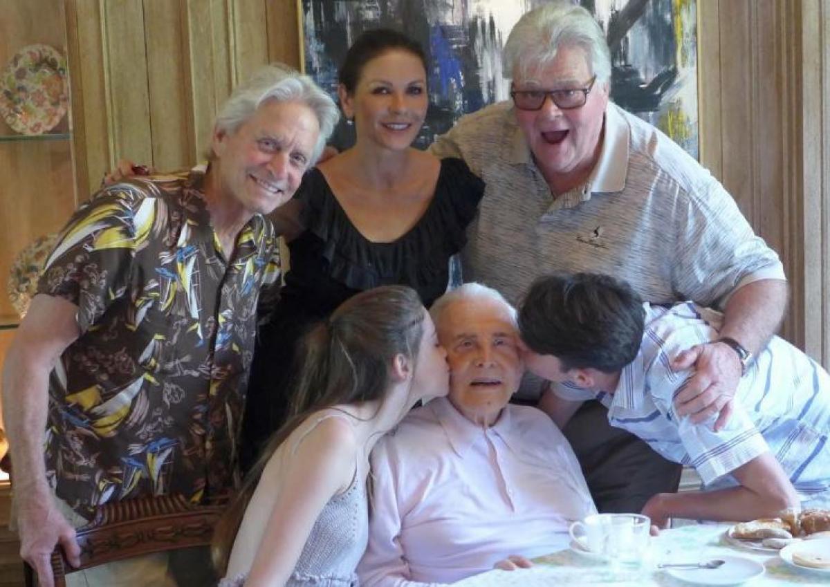 A 100 éves Kirk Douglas a feleségét dicsérte, majd kiment egy sétára – fotó