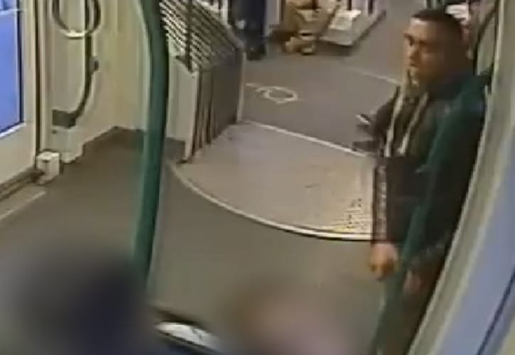 Alvó utastól lopott mobilt a 4-es villamoson, keresik a rendőrök