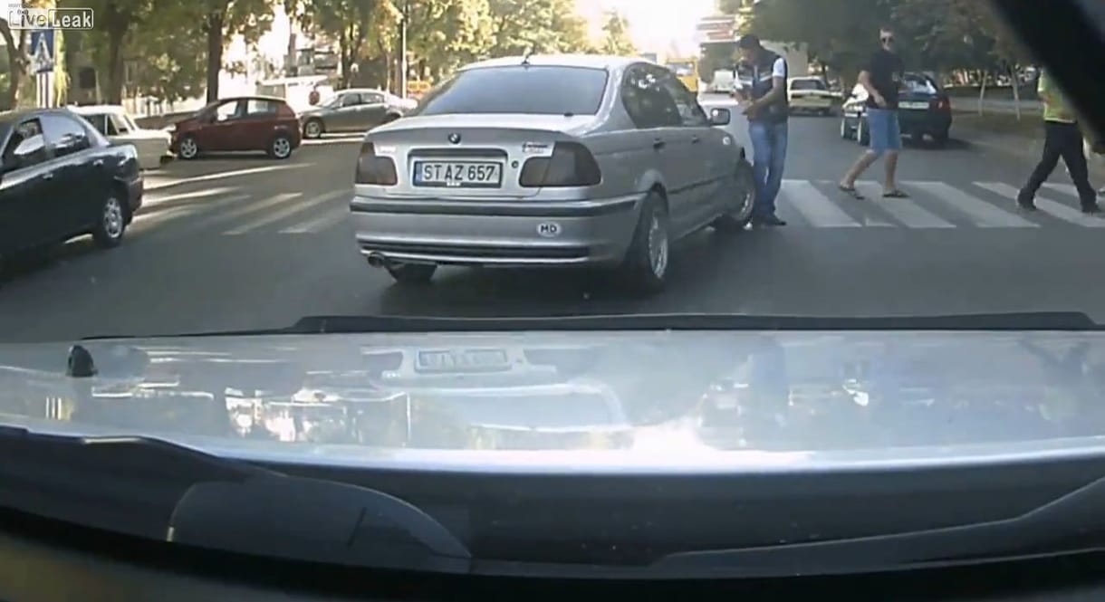 Ilyen, amikor gázolásra vetemedik a feldühített autós – videó