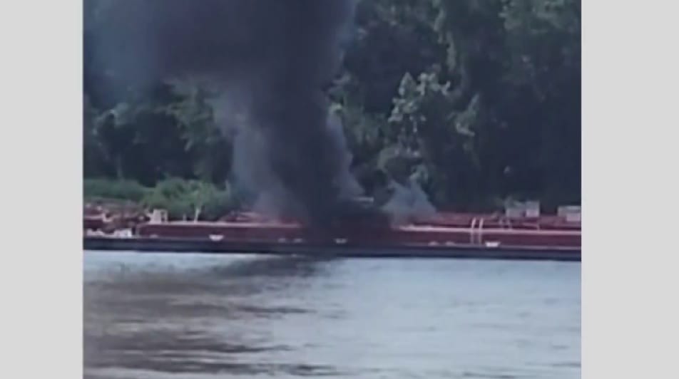 Helikopter csapódott egy bárkába a Mississippi folyón – videó