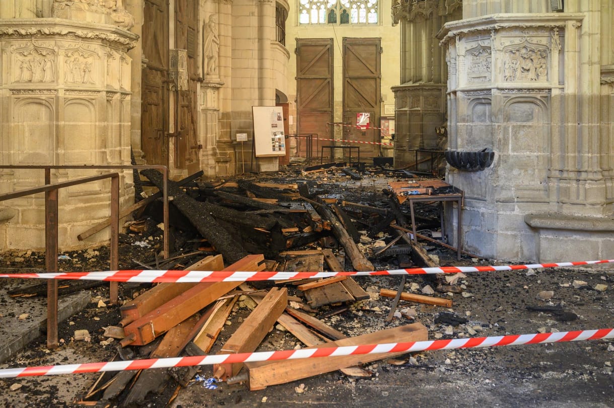 Elengedték az önkéntest, akit kihallgattak a nantes-i székesegyházban keletkezett tűz miatt
