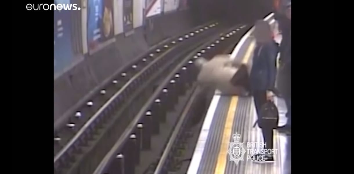 Videó: A londoni metrón lökött a sínekre embereket egy férfi, életfogytiglant kapott