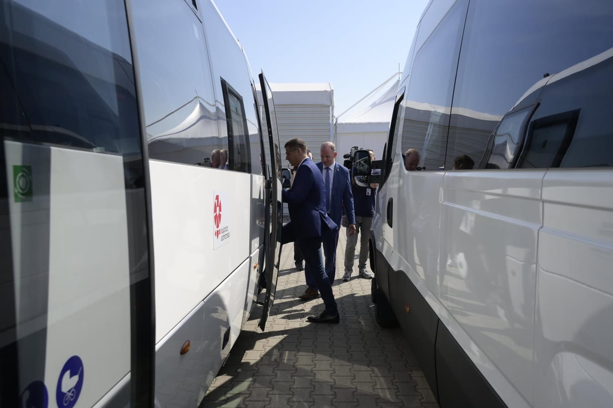 Iskolabuszokat ad a kormány felvidéki diákoknak