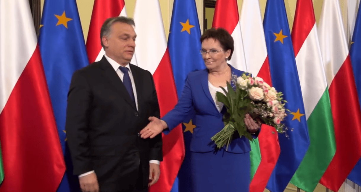 Ha csak Orbán videóját látnánk, azt hihetnénk, minden pompásan alakult Varsóban