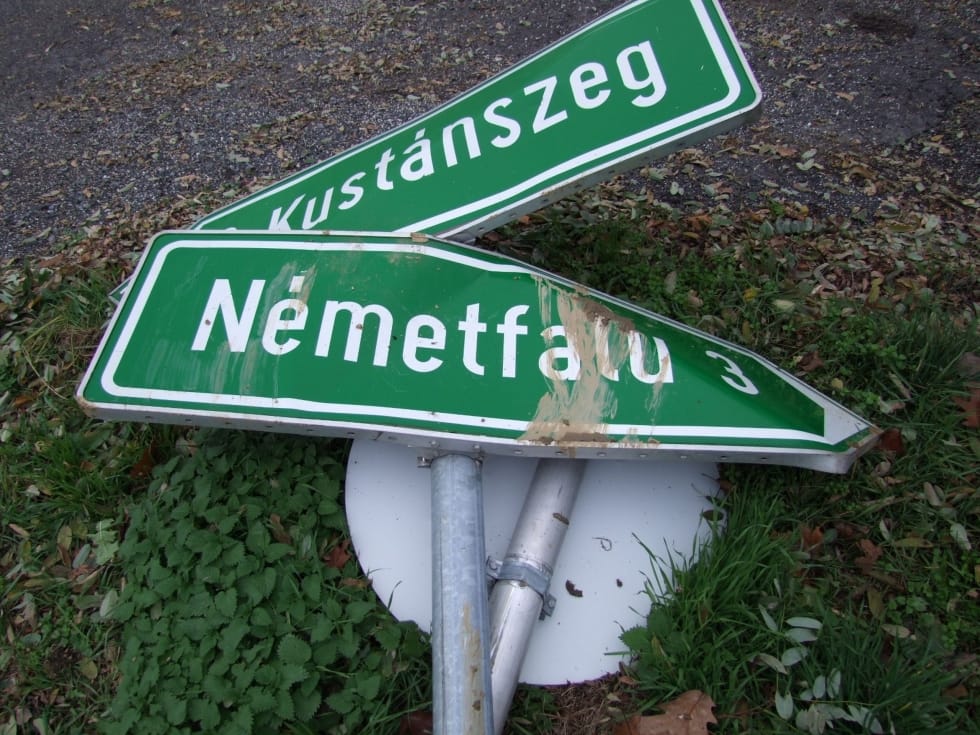 Sorra döntötte ki az útjelzőtáblákat, de nem tudja, miért