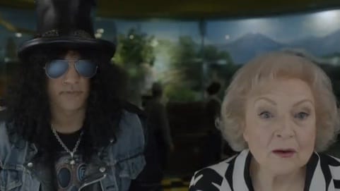 Bizarr párosítás: Slash és Betty White az állatkertben?