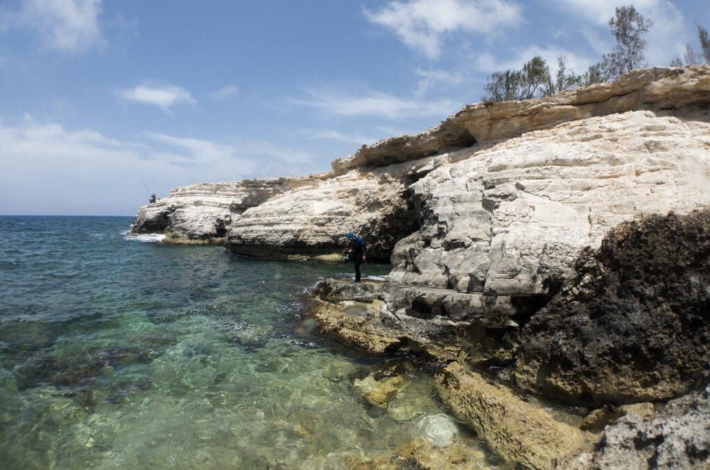 Az erkélyről akart beugrani a medencébe, most élet-halál között lebeg egy turista Cipruson