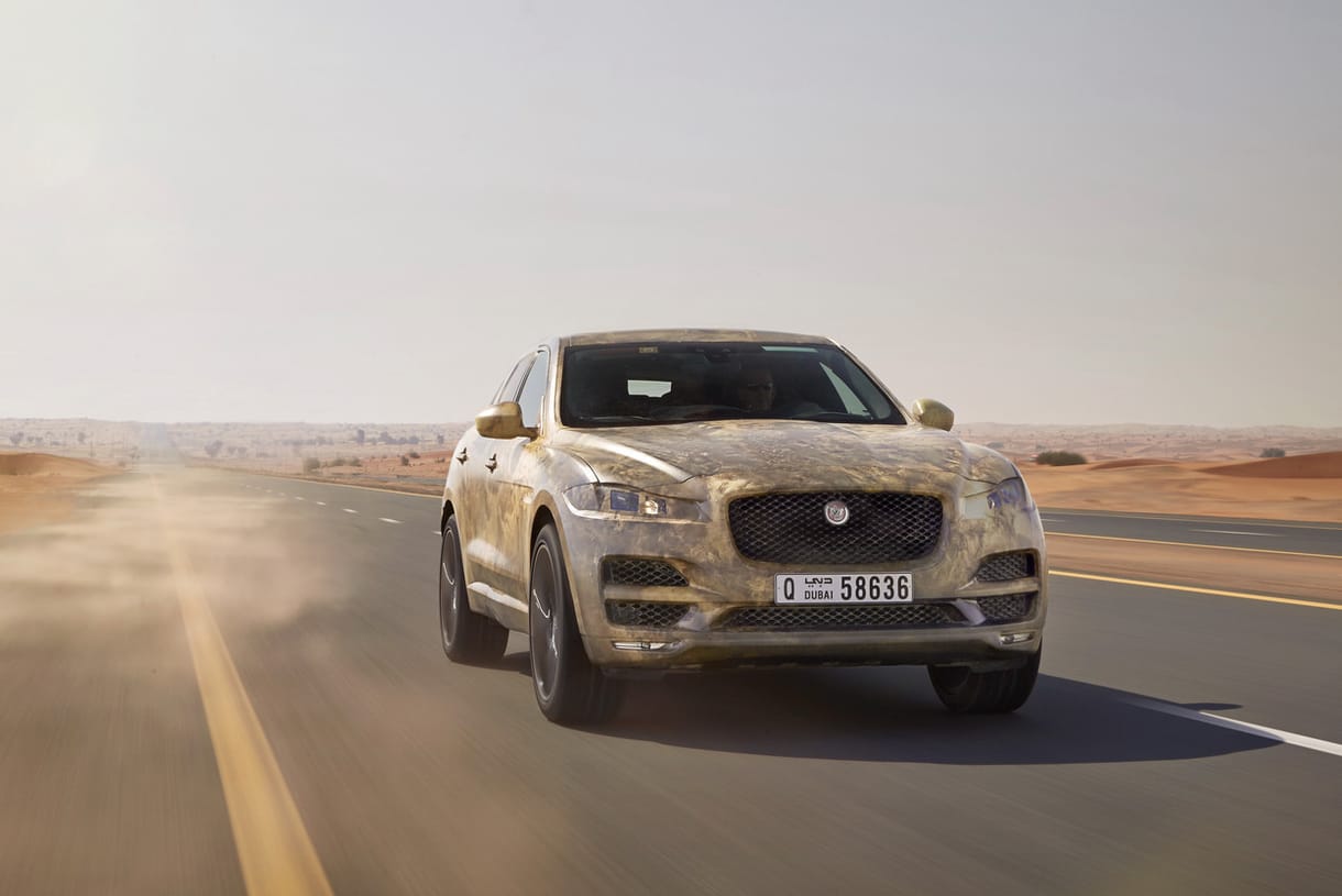 A sivatagban és a sarkvidéken is megkínozták a Jaguar új luxusterepjáróját
