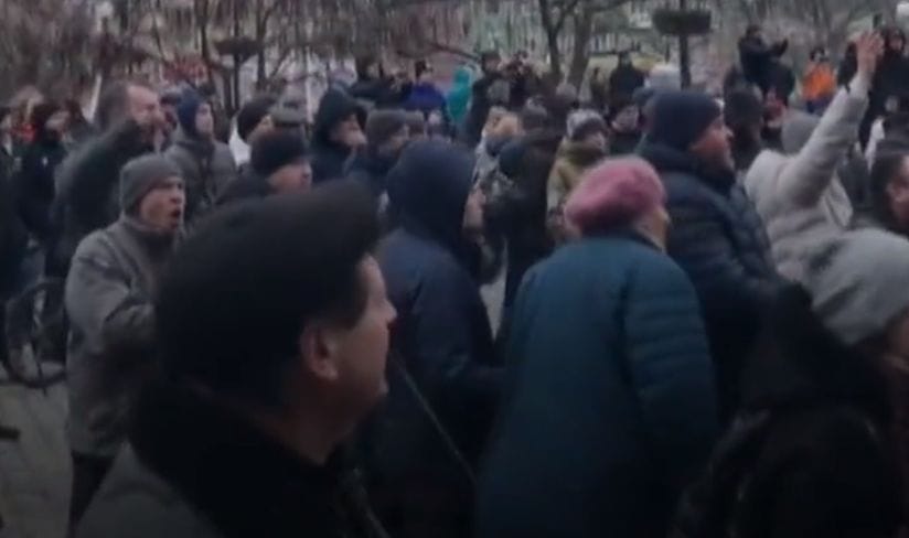 Videón, ahogy az ukránok hazaküldik az orosz katonákat