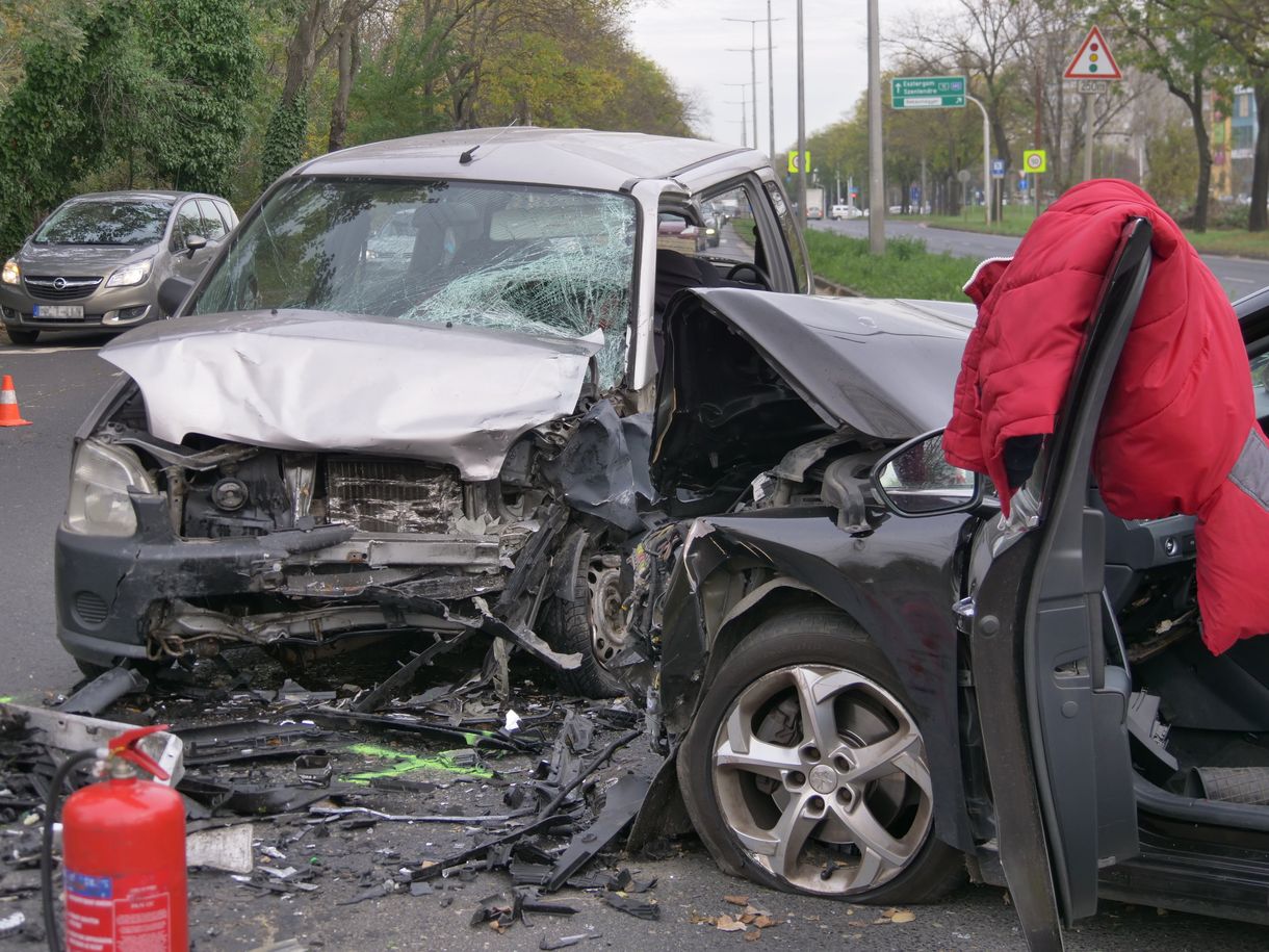 Frontálisan ütközött két autó a III. kerületben – fotók