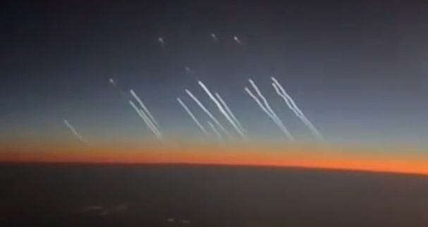 Így nézett ki a pilótafülkéből egy iráni rakétatámadás + videó