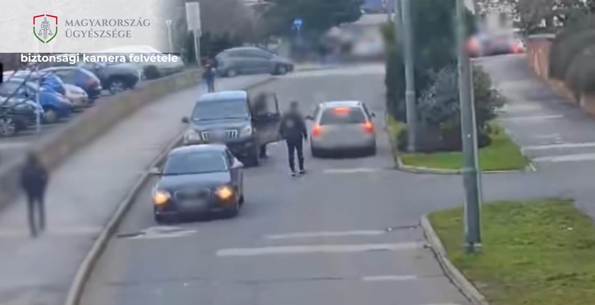 Videóra vette egy köztéri kamera a büntetőfékező autóst, most börtönt kérnek rá