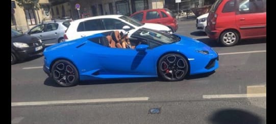 Vajna Tímea eladja Lamborghinijét, és teszi mindezt furcsa fotókkal