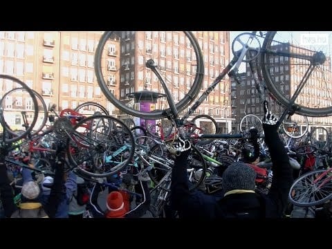 Ha kivágták az ajtón, bemászott az ablakon