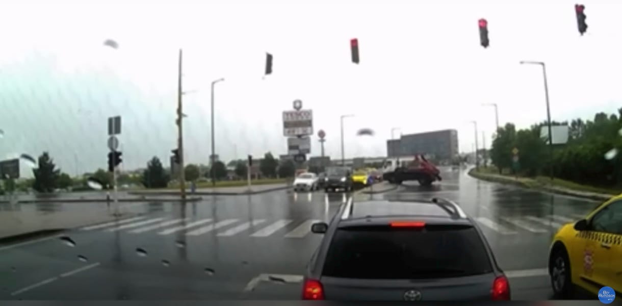 Videón, ahogy több autót letarolt a megcsúszó konténerszállító Vecsésnél