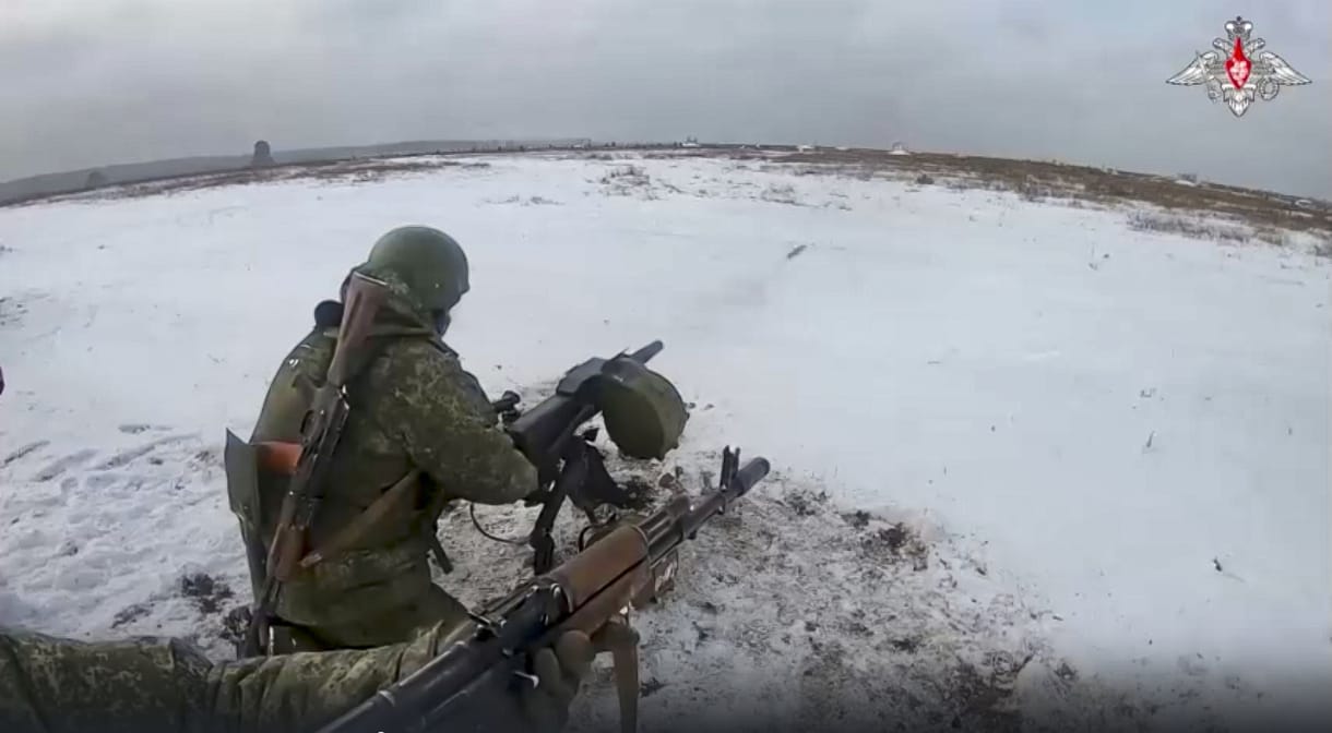 Képeken és videón, hogy Belaruszban hadgyakorlatoznak az orosz katonák