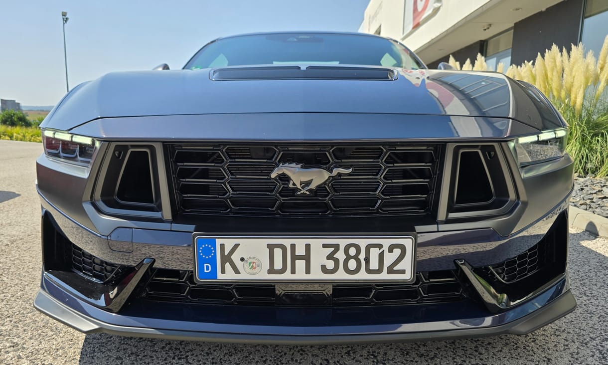 Kátyút figyel, gumit éget, V8-cal muzsikál: nyúzópróbán az új Ford Mustang Dark Horse