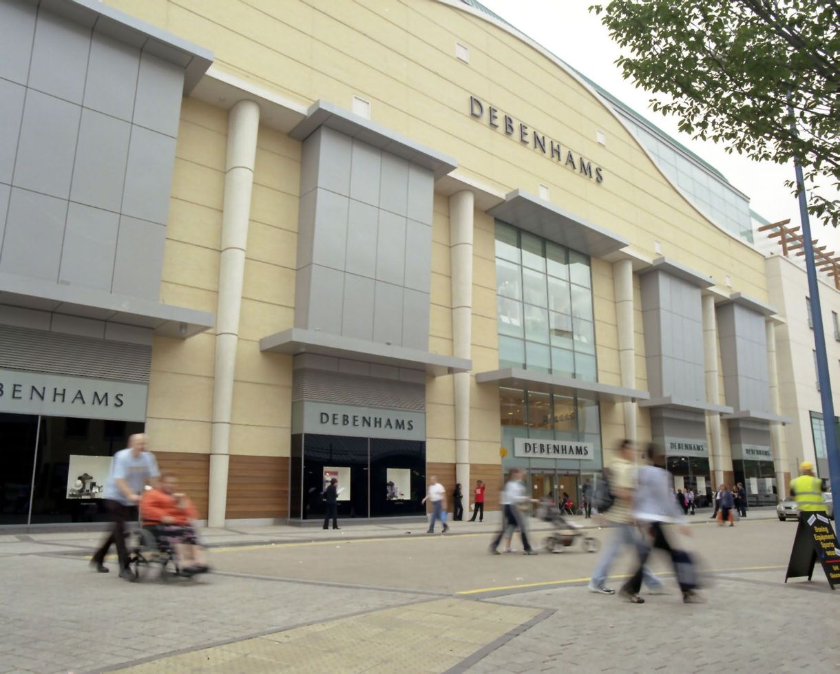 Bezárja üzleteit a Debenhams, megszűnhet a Topshop is