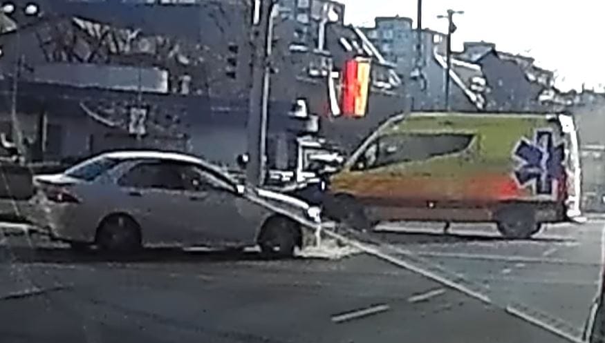 Kamera rögzítette, amikor egy mentőautó csapódott egy kocsiba Újpesten