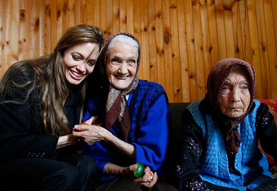 Angelina Jolie aknamentesítésben segítene